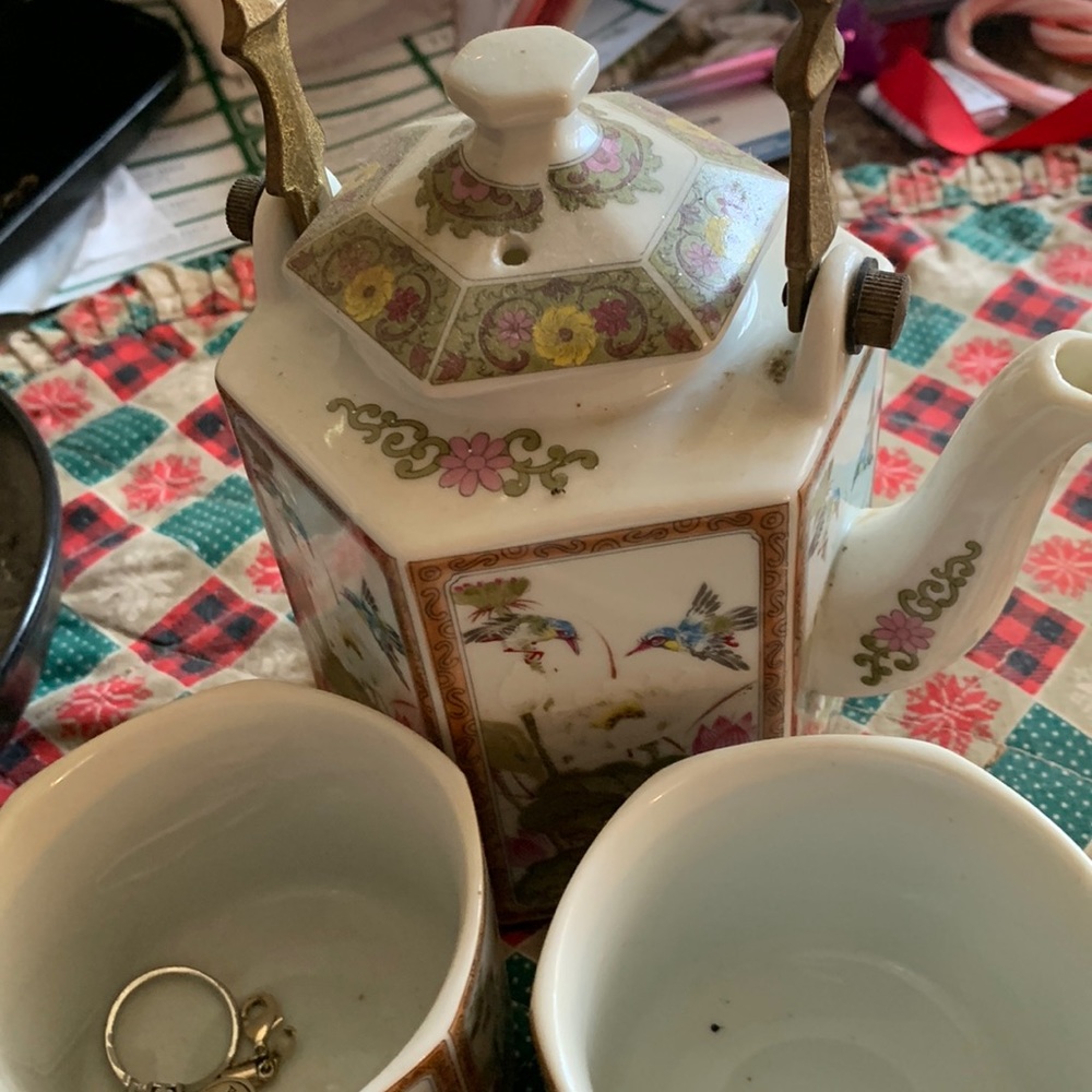 White with flowers designed on some. There 15 different pieces